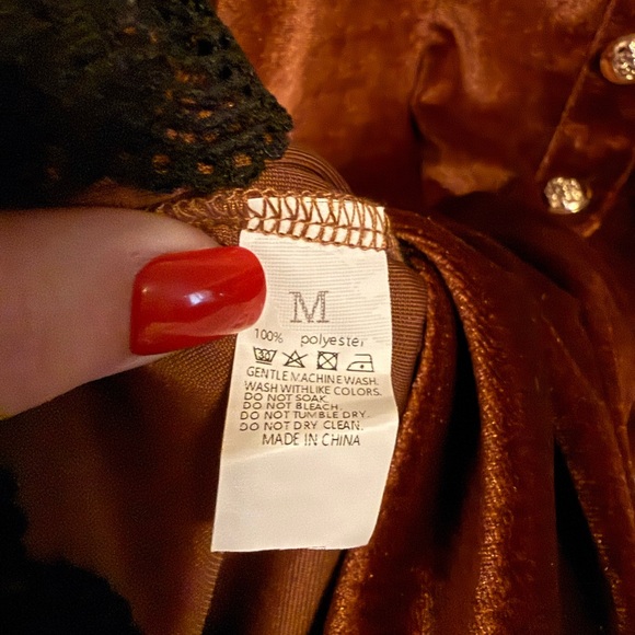 Elegant Long Sleeve Velvet Dress with Lace Trim - Picture 8 of 9